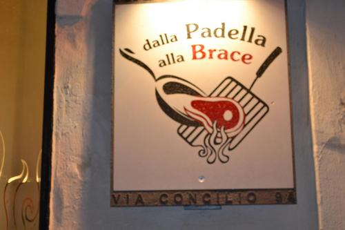 ristorante- braceria.. dove si possono assaggiare gustosissimi antipastini dello chef e ottima carne rigorosamente alla brace.. accompagnati da eccellenti vini