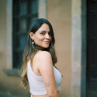 LuSalgadol's profile picture. 29 | Escribo y hablo sobre los dilemas existenciales de crecer en @palabrassueltas_ y mi podcast PARÉNTESIS. Tengo un libro llamado OTANTIK: Un viaje hacia ti.