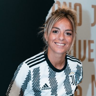 Midfielder of @juventusFC ⚪️⚫️ and Italy Women's National Team @azzurreFigc ⚽️🇮🇹 @adidas athlete - instagram profile: martinarosucci #MR8