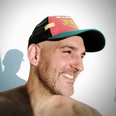 javiermoral's profile picture. Padre de familia numerosa en @Disruptivos 
Apenas tuiteo sobre #marketingdigital
Sigo cobrando caro y haciendo ganar dinero a mis clientes pero ahora con gorra