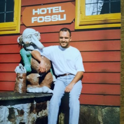 JosEscale141's profile picture. tengo un doble para los twuits de riesgo!!