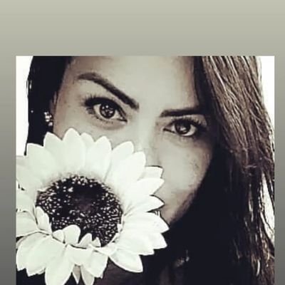 Leonina ♌
Iluminada 🌞
Puro ❤
Rubro Negro 🖤❤
Apaixonada pela Kyra 🐩🐾
Se for, que seja. Se flor, floresça! 🌺🌻