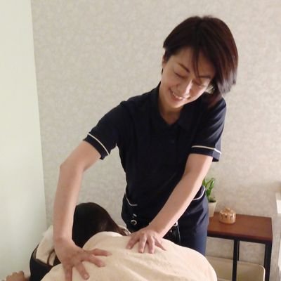 salon_mother's profile picture. 『母のように手を当てる』セラピストであること/人生に花を咲かせるための大地、 『mother earth(母なる大地）』で在ること/それを誓い、のべ14,000人に結果を出す施術、癒しの時間と空間を提供/実は元バーテンダーという謎の経歴/酒は百薬の長/家庭の和養生を広める、旅するセラピスト