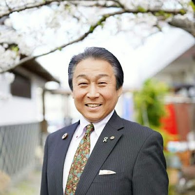 〔酒井辰郎〕
長崎 合同タクシー株式会社 代表取締役/大村市タクシー協会 会長/(一社)大村市観光コンベンション協会 会長/(一社)長崎県観光連盟 監事/(一財)大村市文化·スポーツ振興財団 理事長/大村市交通安全協会 会長/大村ライオンズクラブ会員/大村商工会議所二号議員·観光部会副部会長/諫早関税会 監事 他