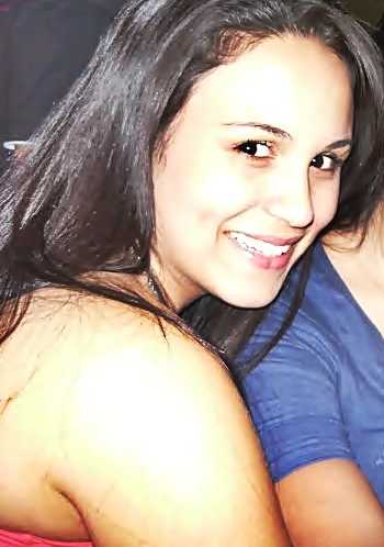 Apenas uma garota cuja vida não é um conto de fadas, mais é feliz a cada momento e está apaixonada .