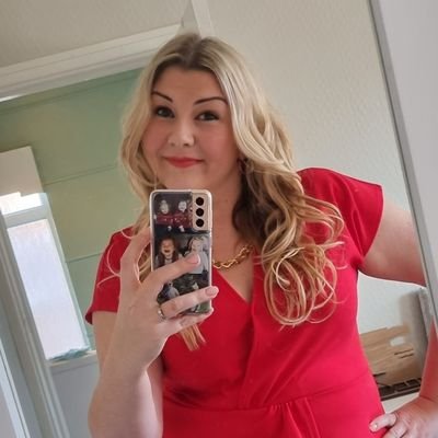 ▪️Wife, and mum of two beautiful girls 👨‍👩‍👧‍👧
▪️Head Of English 👩🏼‍🏫
▪️Big heart sprinkled with a little bit of crazy ❤️