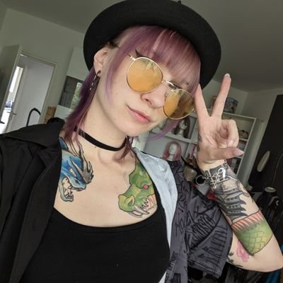 Hey call me Steffi oder Rikku ~ 
Twitch Streamer Hobby Model 
Geb Berliner ❤️ 
Based near FFM🧋
Insta: itsmerikku_