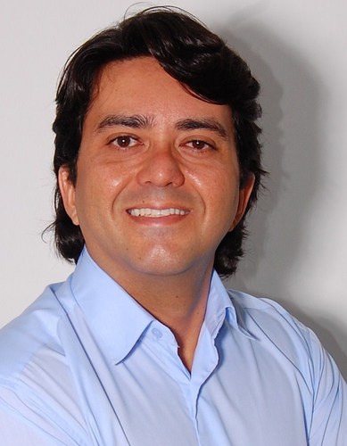 Nascido em Arcoverde,formado em Filosofia e Administração de Empresas. Atuação na área pública, lutador das causas sociais,cristão e defensor da vida.