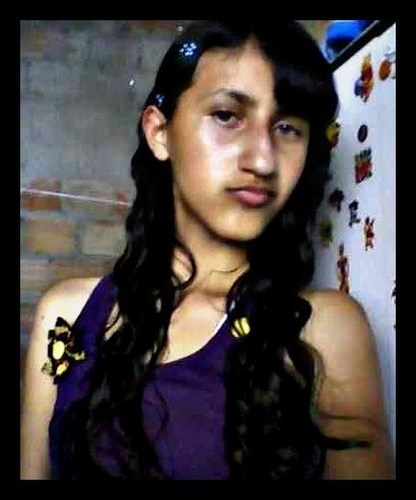 a menina dos cabelos castanhos claros dos olhos azuis,do visual colorido a menina que vive no mundo diferente a menina que um dia encontrara um grande amor.