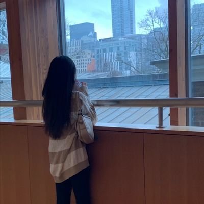 helorec's profile picture. 「小さな太陽のように不器用に光を放ち、時には道に迷うが、いつもキャンディーと物語を持っています