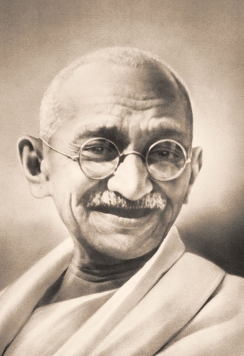 Olá eu sou Gandhi um tiozinho magro e pacifista que conseguiu fazer uma revolução inteira na Índia sem usar uma única arma, e aqui vou contar mtas piadas.