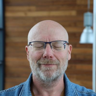 Parlementair verslaggever, schrijver lokale historie, maakt nieuws van vroeger, volgt soms wel maar tweet niet (veel) meer.