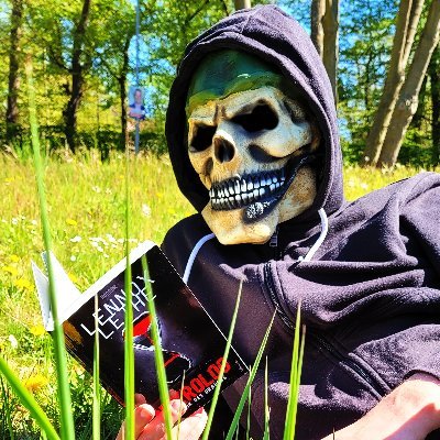 Maskierter Horrorautor und Buchblogger. 🎃

Debütroman 