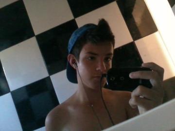 14 http://t.co/cXmjKl09hp KEV.curto a vida, gosto do diferente, alegre,feliz, curioso(até d+), sou + EU, quer +?#FOLOWME!