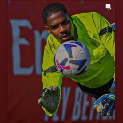 I'm Goalkepeer and student I want to be a professionnel player is my dream