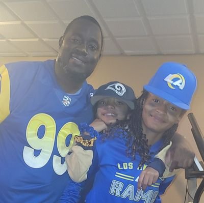 All about my inner circle, always put God, family and friends above everything. Followed by football and money oh yeah can't forget about money LA RAMS FAN 💙💛