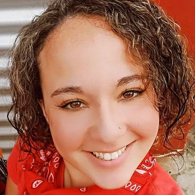 ExCompetidora de CALLE 7 Internacional Paraguay. Estudiante de Medicina. BOMBERA y CRUZROJISTA