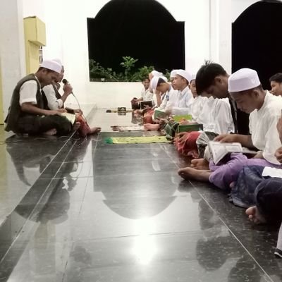 pengurus pesantren Tahfidz yatim. Berbagi bersama para Yatim & dhu'afa, para da'i yang berdakwah di pedalaman.
#GakFollowPorno