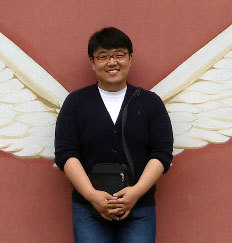 semiangel77's profile picture. 영화 방송 뮤지컬 여행쪽 기웃하고 있음. 찰리 채플린이 자신의 최고 걸작을 Maybe the next piece(아마도 다음 작품)라고 말한 것 거울삼아 매번 다음 기사가 더 최고라 생각하며 기사쓰고 있음. 매정한 특종보다 인간냄새 나는 낙종을 때론 더 좋아하는 기자답지 않은 기자.