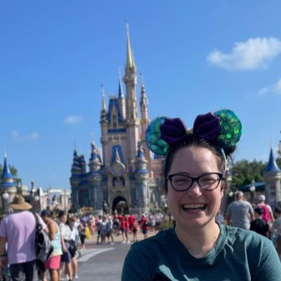 kaylabeanss's profile picture. 👩🏻she/her. 💁🏻librarian. 🙋🏻intersectional feminist. 👶🏻 mama. plus -🖖🏻⚡️🌯📚🐶 &❤️@jhammond_art