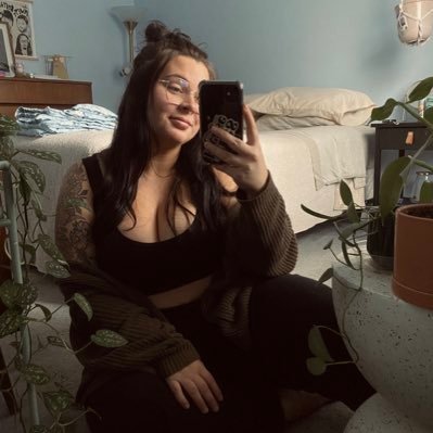 lilgarlicknot's profile picture. a houseplant with a god complex and elbows