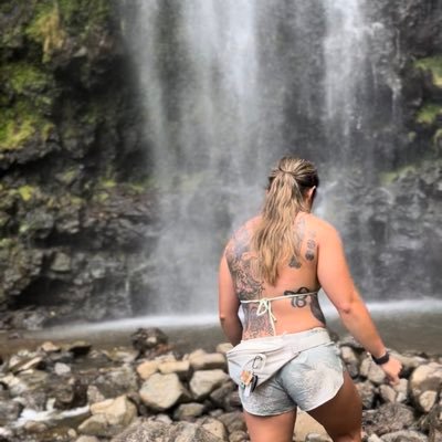 dianeb__'s profile picture. That one girl who doesnt have an exciting life, yet manages to have something to tweet about.