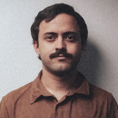 Compositor, multiinstrumentista, cantor e produtor goiano.