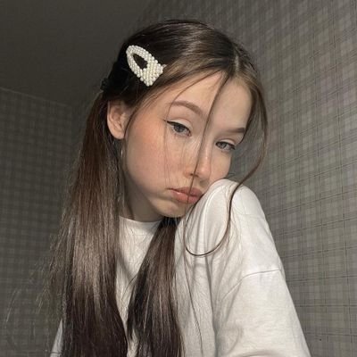 ebrarrllc's profile picture. yaşamıyo gibi