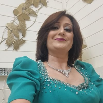 مربيه في موضوع التربية الخاصه، قارئه من الدرجة الاولى وامارس الكتابه،اعشق الفن بصوره المختلفه وأسعى كمركزة لموضوع الحضارة والتراث الى تذويتها لدى النشء