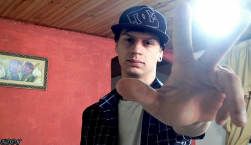 quem se descreve; se limita ;*