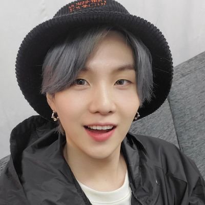 En mi próxima vida seré una roca... para vivir junto a Suga ❤️ (Así de intenso es este amor) Mi himno: Otsukaare! / Entro en trance con: BE #BTSARMY 💜 @BTS_twt