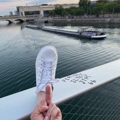 Je suis la ligne magique du métro, celle qui arrive à destination, à l’heure : je suis tes baskets, sponsorisées par « mangez, bougez » !