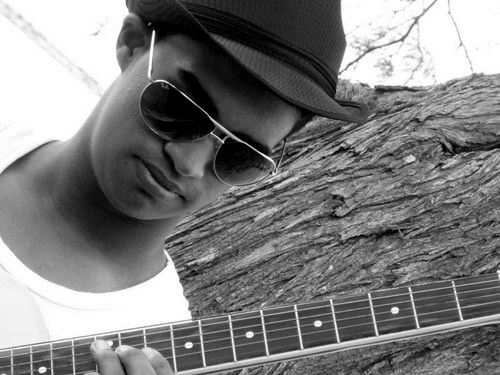 thyago guitarrista
http://t.co/ba9yXRk6OO
da uma olhadinha musica nossa relação**
