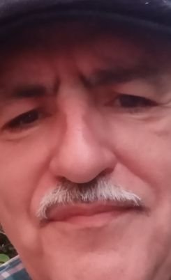 Mi familia tenia refaccionarias y hotel y talleres de tornos. Y ahi comenzo mi vida laborar para la familia. Lo hice lo mejor que pude, nunca llene el vacio..