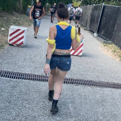 PaulaHalloween's profile picture. Professional language nerd, singer and eyewear wearer / Solo déjenme cantar Just let me sing Laissez moi chanter 🎤