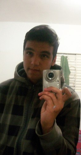 Quem sou?!
Eu sou para cada pessoa aquilo que ela acha que eu sou, mas o que para mim importa é o que eu estou a procura de ser e isso eu ainda não sou.