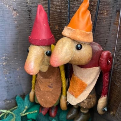 Garlic Theatre tours puppet shows to theatres, festivals and schools throughout the UK and abroad from Taiwan to Brazil run by Iklooshar Malara and Mark Pitman.