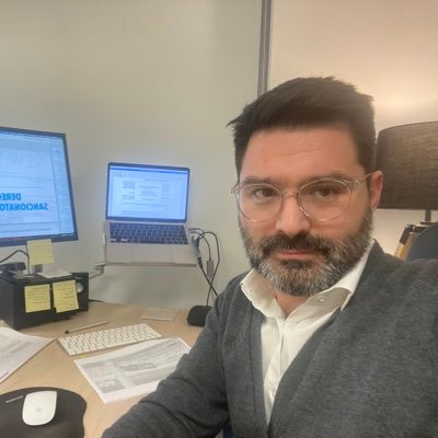 Doctor en Derecho, Máster en Asesoría Jurídica de Empresas, Abogado. Profesor de Derecho Económico….baterista de medio tiempo y sobre todo, amante de mi familia