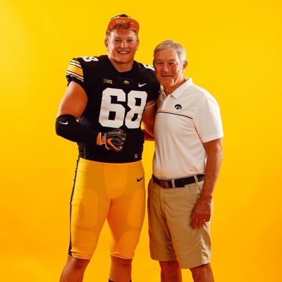 aarongraves95's profile picture. DE at the university of Iowa🐤
