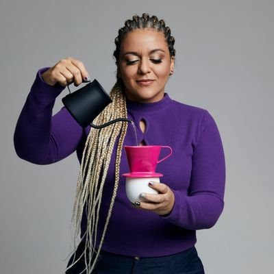 Gi Coutinho joga café em tudo: Podcast, cursos e experiências  ☕🎧🤎