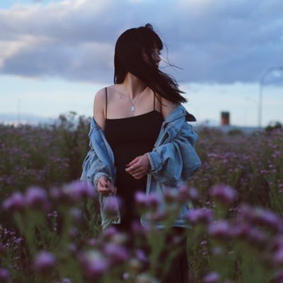dice que prefiere las flores de tela, que duran para siempre aunque nunca huelan