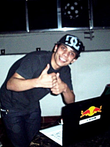 Leonardo mais conhecido como Dj Leon ....
Dj produtor Músicale de eventos além de vocalista de uma banda de Power Pop banda Spolke