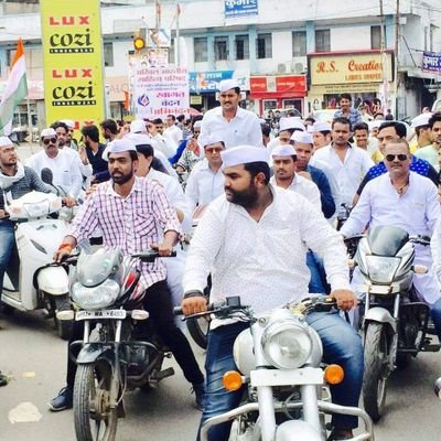 neerajpatel863's profile picture. Be positive about yourself. Make sure it’s upbeat and positive but not too arrogant or people may get turned off.

I’m not smart. I just wear glasses.