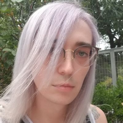 Deinonykissed's profile picture. director. designer. divorceé. hamlet fan.