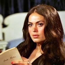 أنثى ترتدي الحُب بتهذيب بالغ يجعل منه أنيق. ، لدي شهادتين بقراءة الشخصيات من خلال التوقيع أو الرسم، كاتبه و قارئه نهمه .