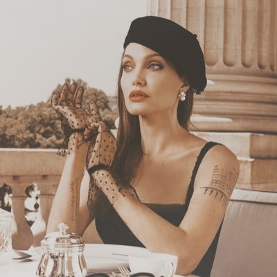 Primeira e única fonte de referência portuguesa sobre a atriz Angelina Jolie ♡