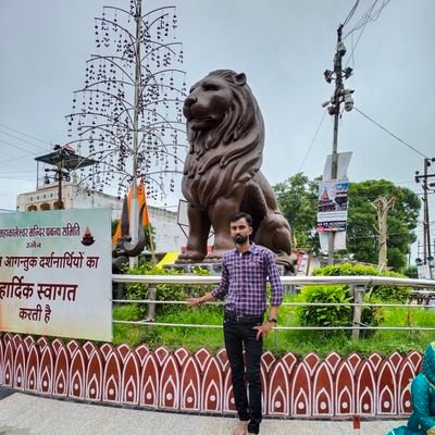 सूखे पत्तों🍂 की तरह मत बनाओ, अपनी जिंदगी को👤
नहीं तो दुनिया🌏 में ऐसे बहुत लोग हैं, जो बटोर कर आग🔥 लगा देंगें।