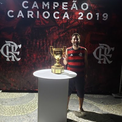 Formado em direito. Sou analista em desempenho, formado pela CBF, conselheiro e sócio proprietário do Flamengo.