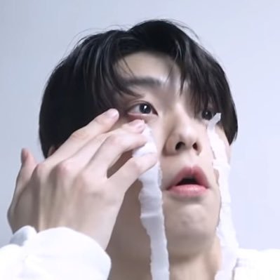 Akun buat nangisin txt knp bisa ganteng bgt hikzzz sekaligus nangisin quarter life age yang sucks ini❤️