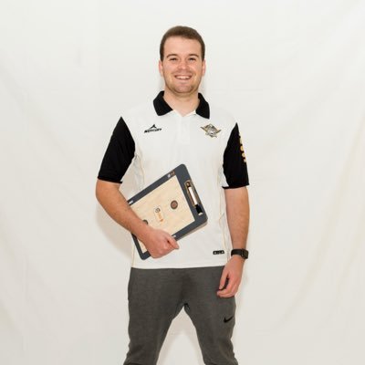 Intento de entrenador de baloncesto y graduado en CCAFD